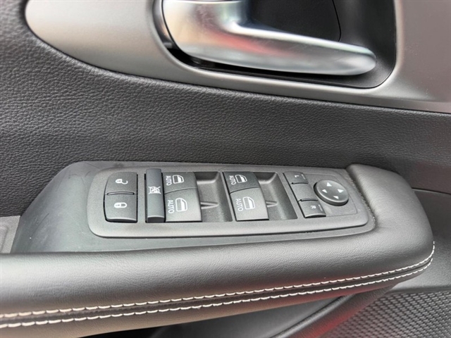 2027 Chrysler Pacifica Select:27-001