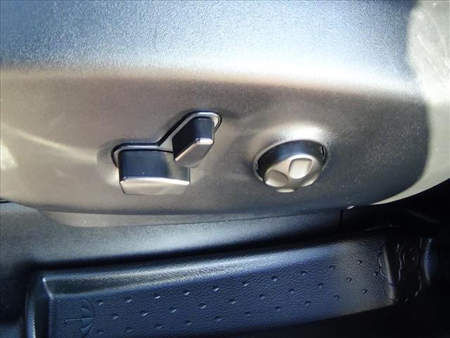 2025 Chrysler Pacifica Select:C6890