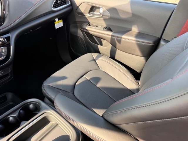 2027 Chrysler Pacifica Select:27-006
