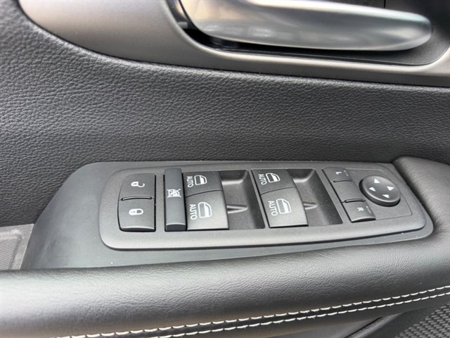 2027 Chrysler Pacifica Select:27-004