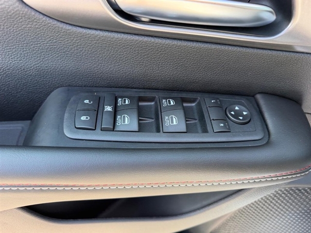 2027 Chrysler Pacifica Select:27-006