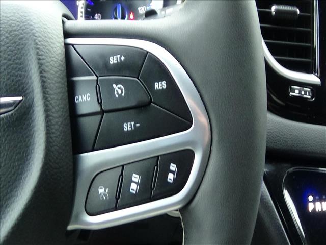 2025 Chrysler Pacifica Select:C6856