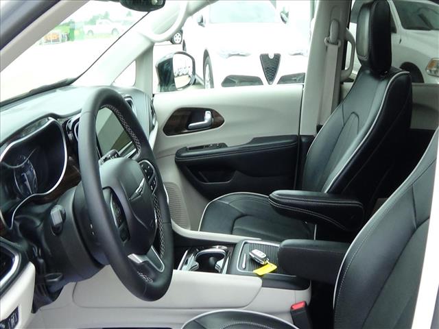 2024 Chrysler Pacifica Limited:C6914
