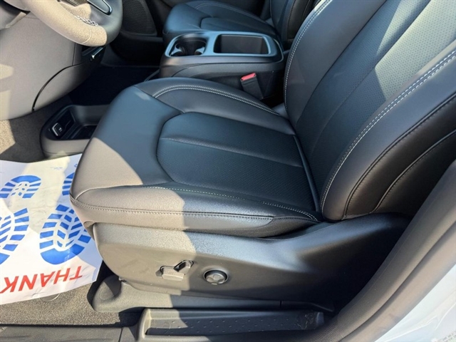 2026 Chrysler Pacifica Select:26-020