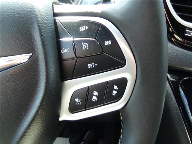 2025 Chrysler Pacifica Select:C6858