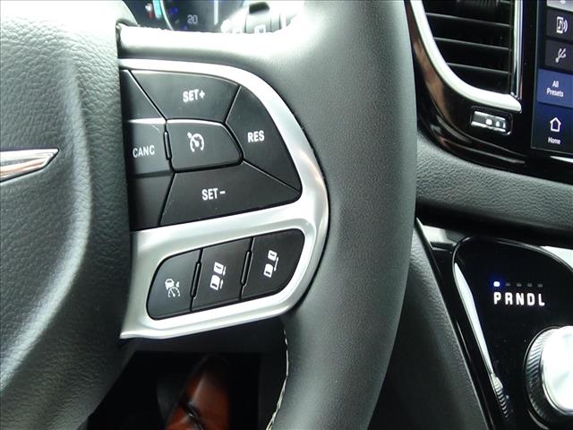 2025 Chrysler Pacifica Select:C6855