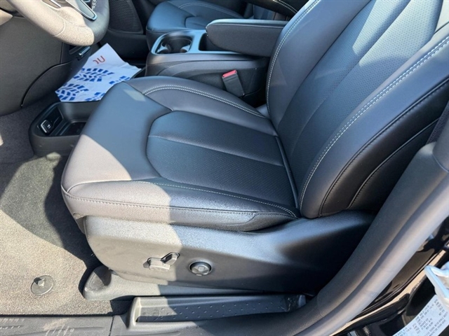 2026 Chrysler Pacifica Select:26-018
