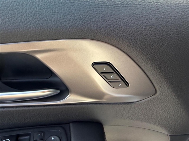 2027 Chrysler Pacifica Select:27-006