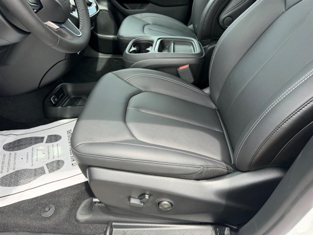 2027 Chrysler Pacifica Select:27-002