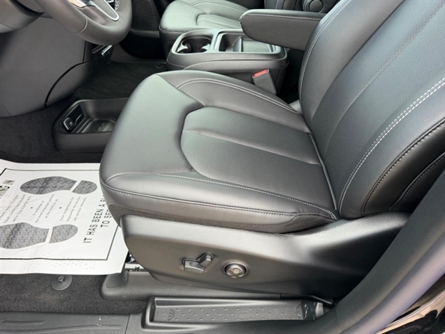 2027 Chrysler Pacifica Select:27-004