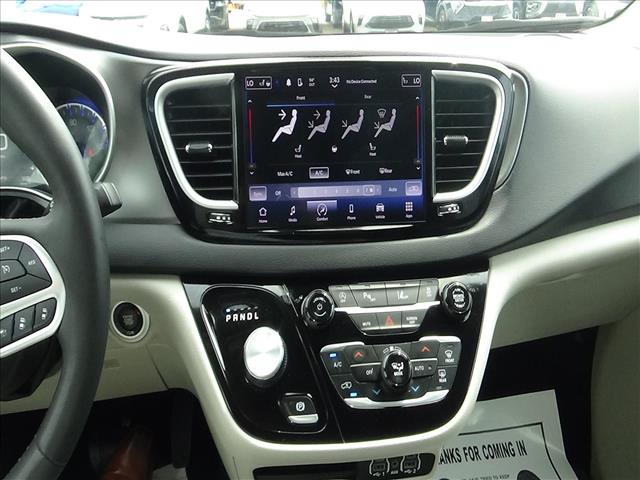 2024 Chrysler Pacifica Touring L:C7068