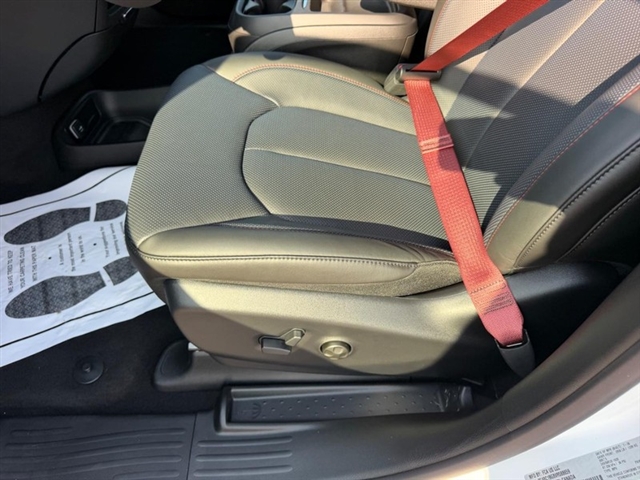 2027 Chrysler Pacifica Select:27-006