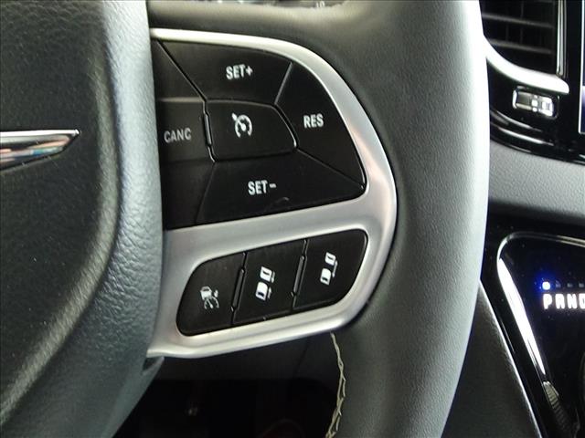 2025 Chrysler Pacifica Select:C6924