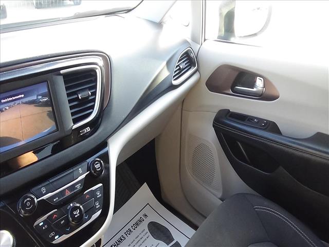 2023 Chrysler Voyager LX:C7138