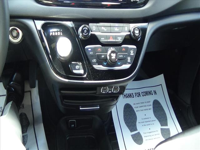 2025 Chrysler Pacifica Select:C6858