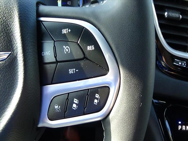2025 Chrysler Pacifica Select:C6890