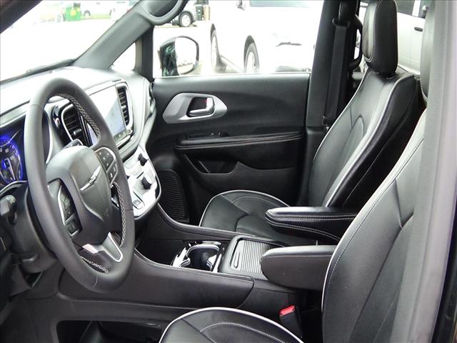 2026 Chrysler Pacifica Limited:C6989