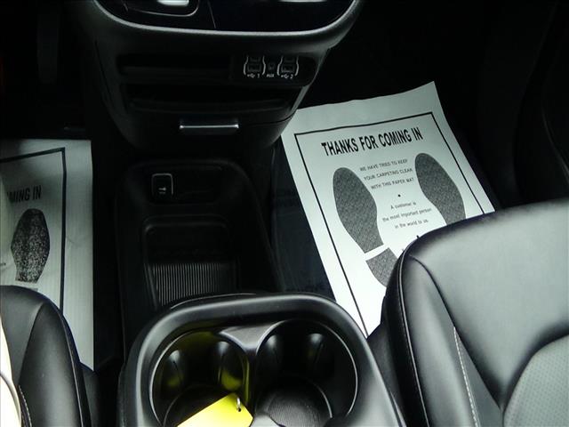 2025 Chrysler Pacifica Select:C6856