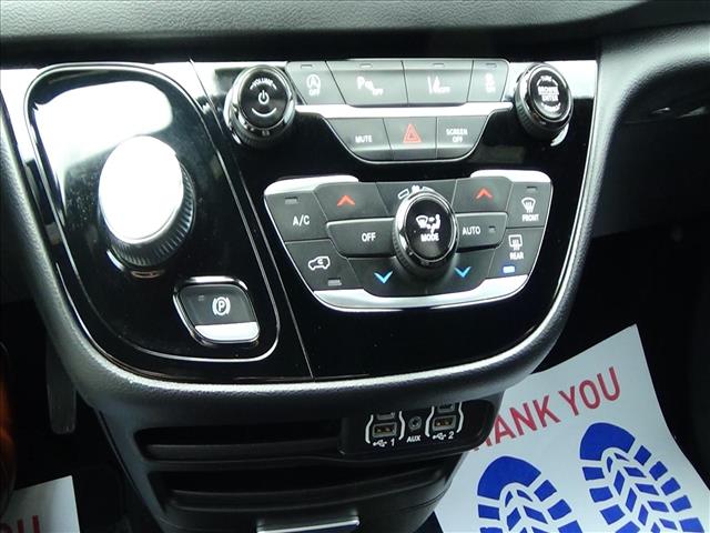 2025 Chrysler Pacifica Select:C6855