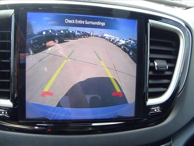 2025 Chrysler Pacifica Select:C6858