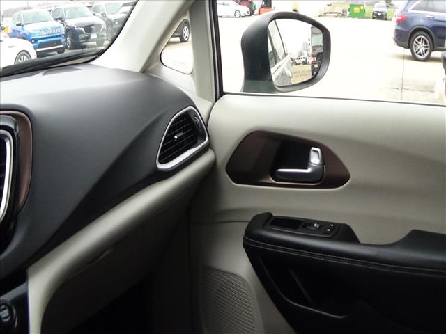 2023 Chrysler Voyager LX:C6853