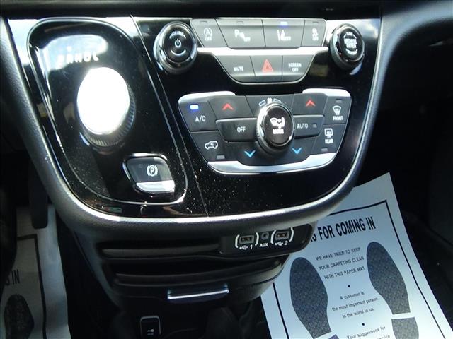 2025 Chrysler Pacifica Select:C6858