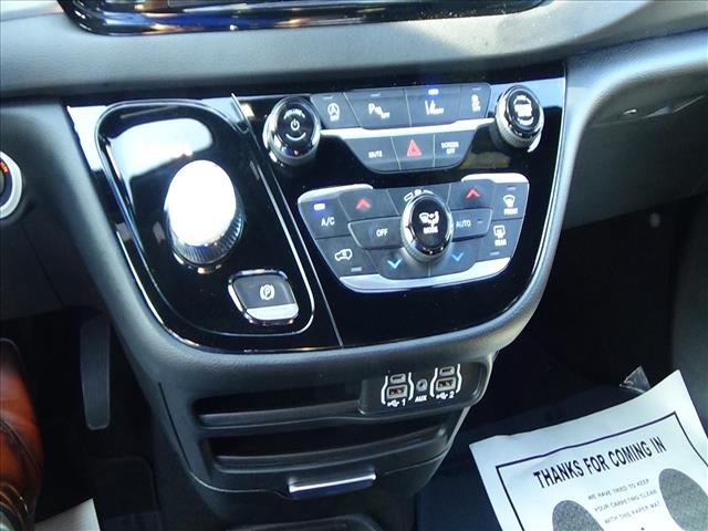 2025 Chrysler Pacifica Select:C6890