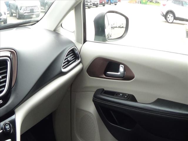 2023 Chrysler Voyager LX:C6861