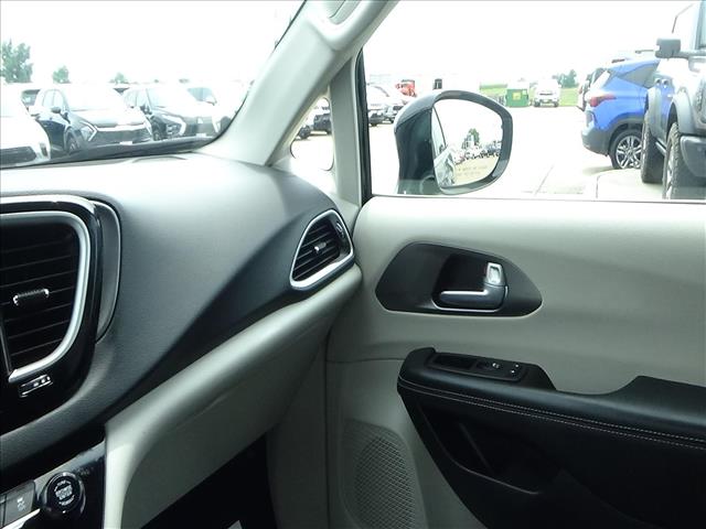 2024 Chrysler Pacifica Touring L:C7068