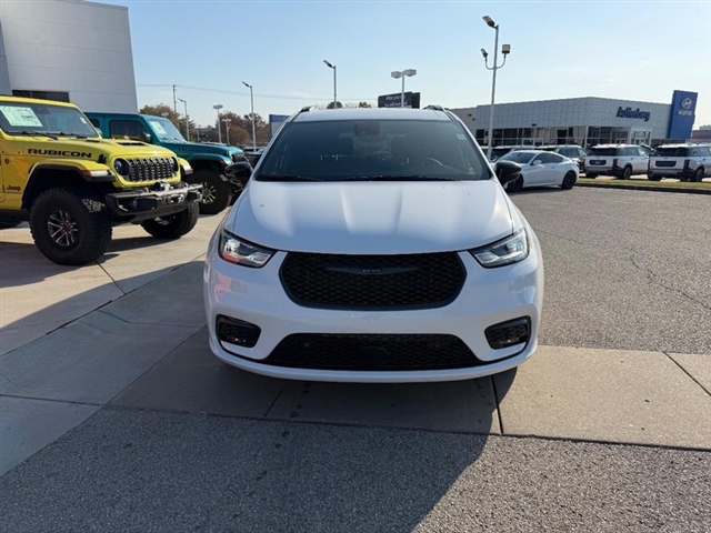2026 Chrysler Pacifica Select:26-020