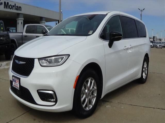 2025 Chrysler Pacifica Select:C6855