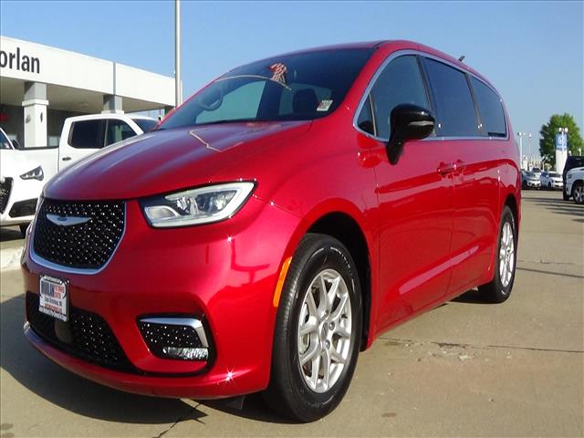 2025 Chrysler Pacifica Select:C6890