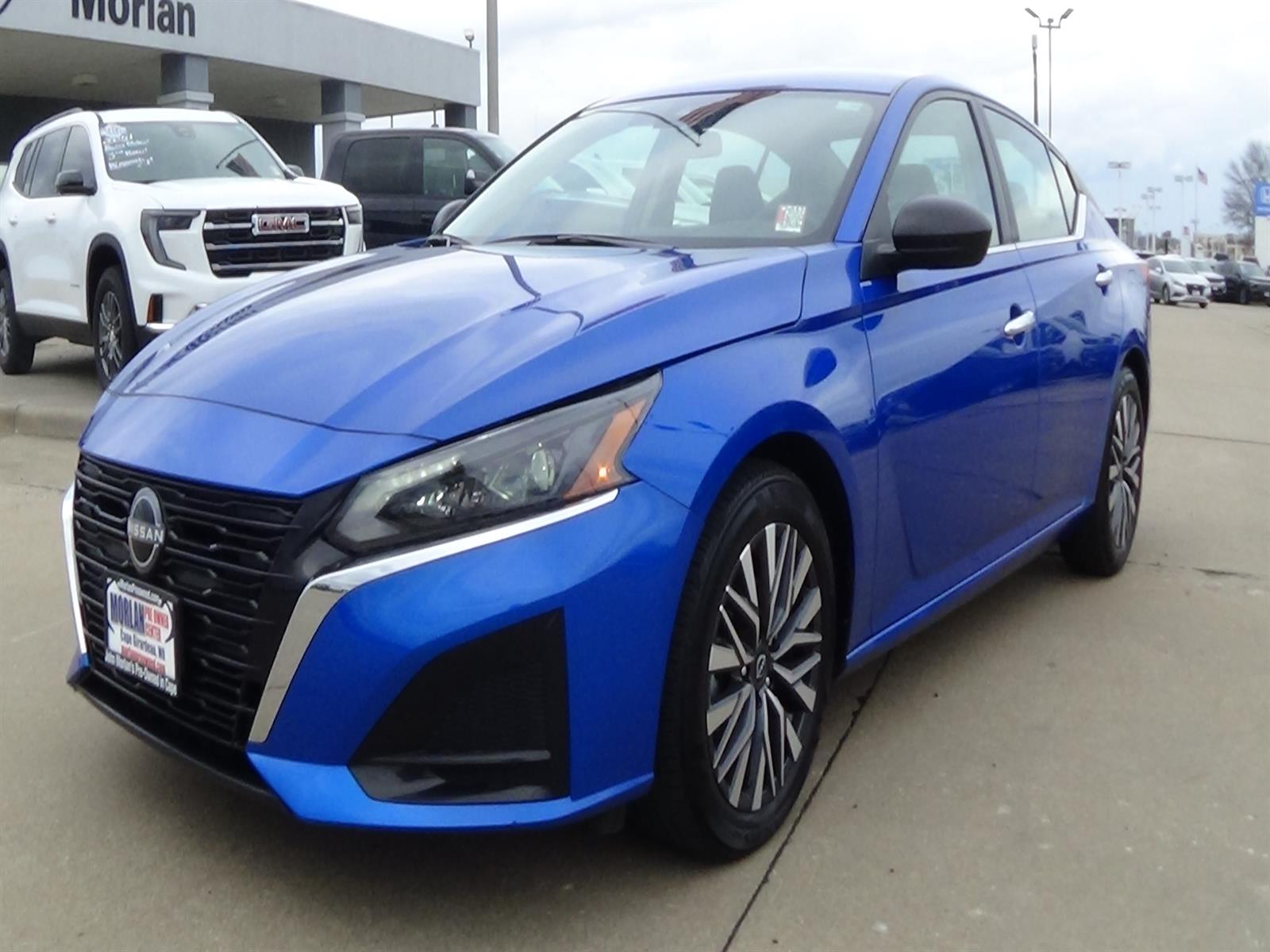 View vehicle photo 2