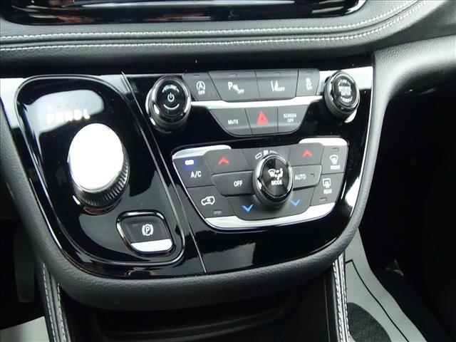 2026 Chrysler Pacifica Limited:C6989