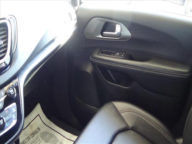 2025 Chrysler Pacifica Select:C6889