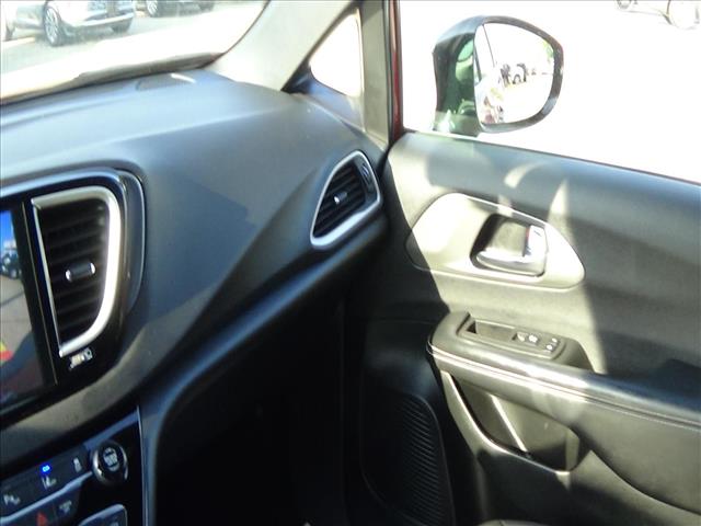 2025 Chrysler Pacifica Select:C6949