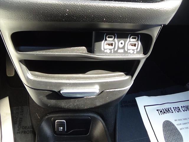 2025 Chrysler Pacifica Select:C6890