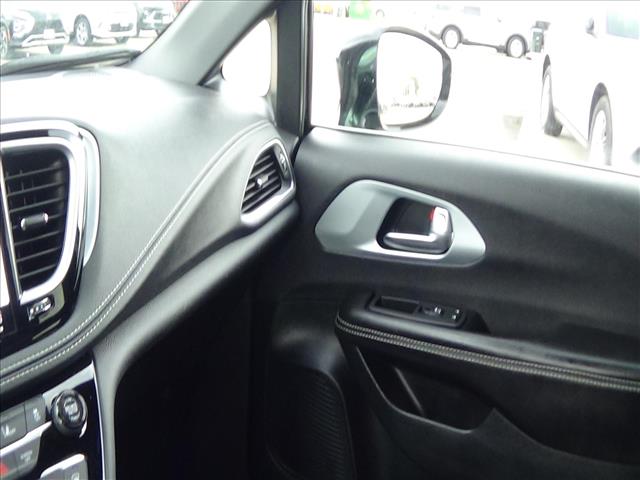 2026 Chrysler Pacifica Limited:C6989