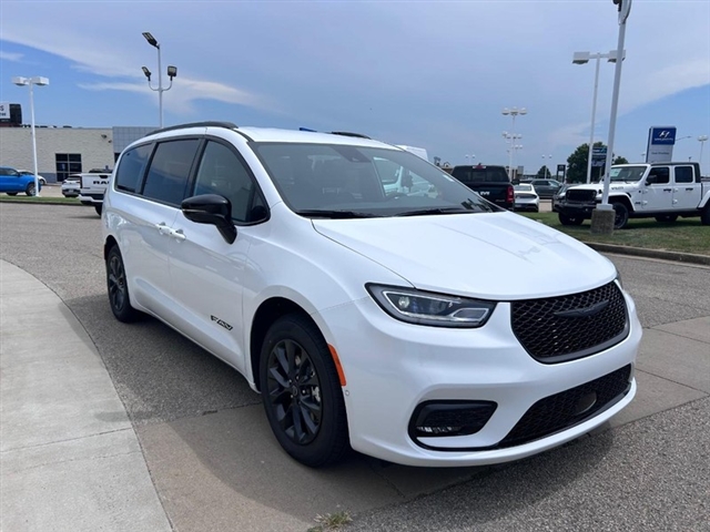 2025 Chrysler Pacifica Select