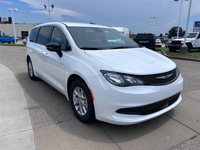 2025 Chrysler Voyager LX