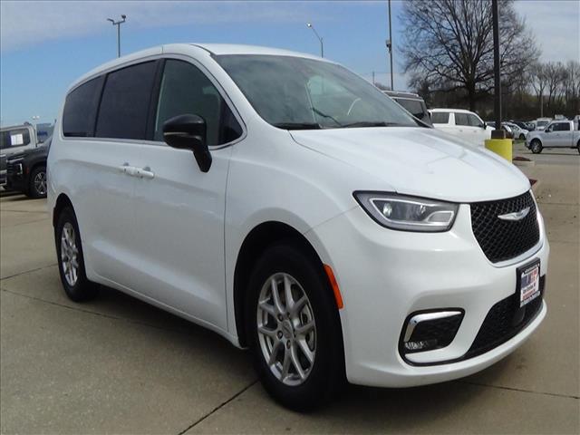 2025 Chrysler Pacifica Select:C6855