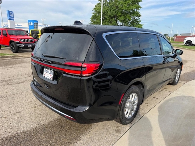 2027 Chrysler Pacifica Select:27-004