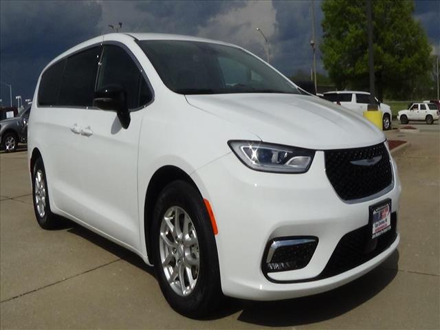 2025 Chrysler Pacifica Select:C6924