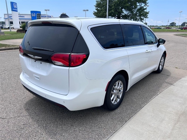 2025 Chrysler Voyager LX