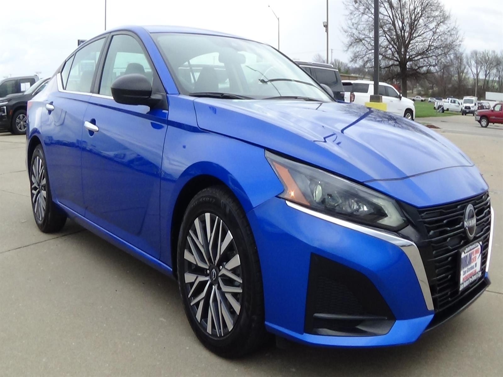 View vehicle photo 4