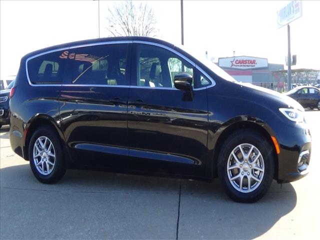 2025 Chrysler Pacifica Select:C6889