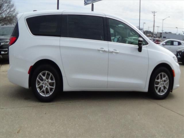 2025 Chrysler Pacifica Select:C6855