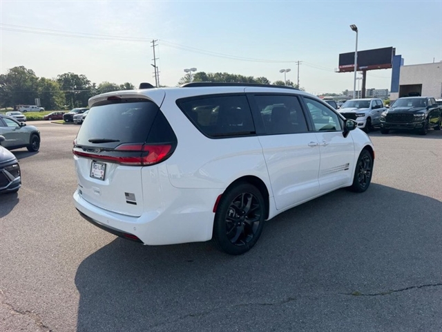 2027 Chrysler Pacifica Select:27-006