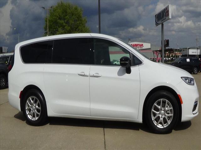 2025 Chrysler Pacifica Select:C6924