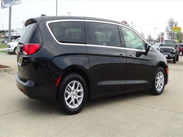 2024 Chrysler Voyager LX